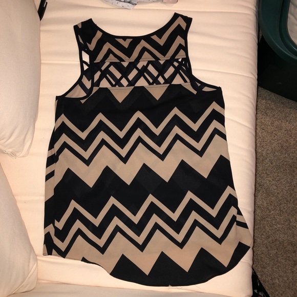 Black and Tan Flowy Tank - Picture 4 of 7